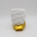 Recipiente de Caneta em Resina Dourada com Base em Formato de Mão