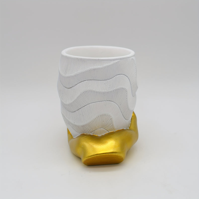 Recipiente de Caneta em Resina Dourada com Base em Formato de Mão