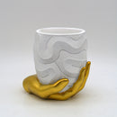 Recipiente de Caneta em Resina Dourada com Base em Formato de Mão