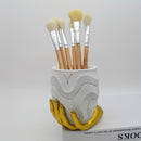 Recipiente de Caneta em Resina Dourada com Base em Formato de Mão