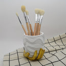 Recipiente de Caneta em Resina Dourada com Base em Formato de Mão