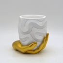 Recipiente de Caneta em Resina Dourada com Base em Formato de Mão