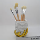 Recipiente de Caneta em Resina Dourada com Base em Formato de Mão